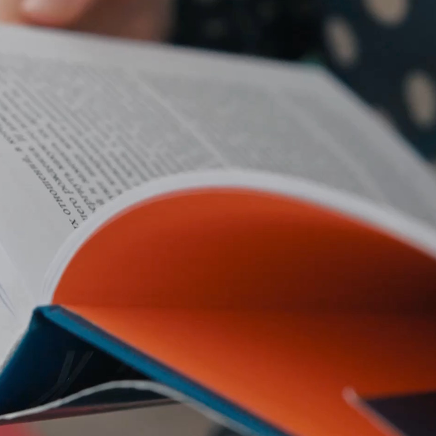 EZbook.nl is de grootste online boekdrukker van Nederland en België. Met meer dan 6.000 unieke titels per jaar biedt EZbook een laagdrempelige en betrouwbare manier om boeken in hoge kwaliteit te drukken. Van scripties tot romans — snel, betaalbaar
en eenvoudig, in drie EZ-y stappen geregeld.